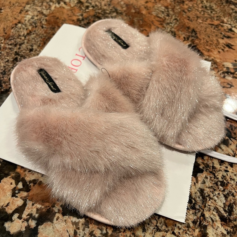 Victoria’s Secret Faux Fur Icy Pink Slippers New without tag Small